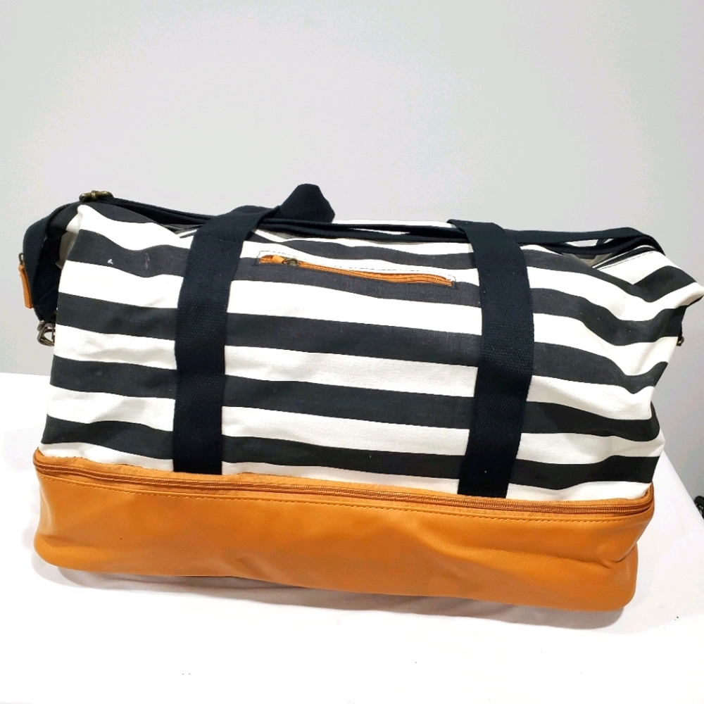 NWOT - Unisex Overnight/Weekender Bag
